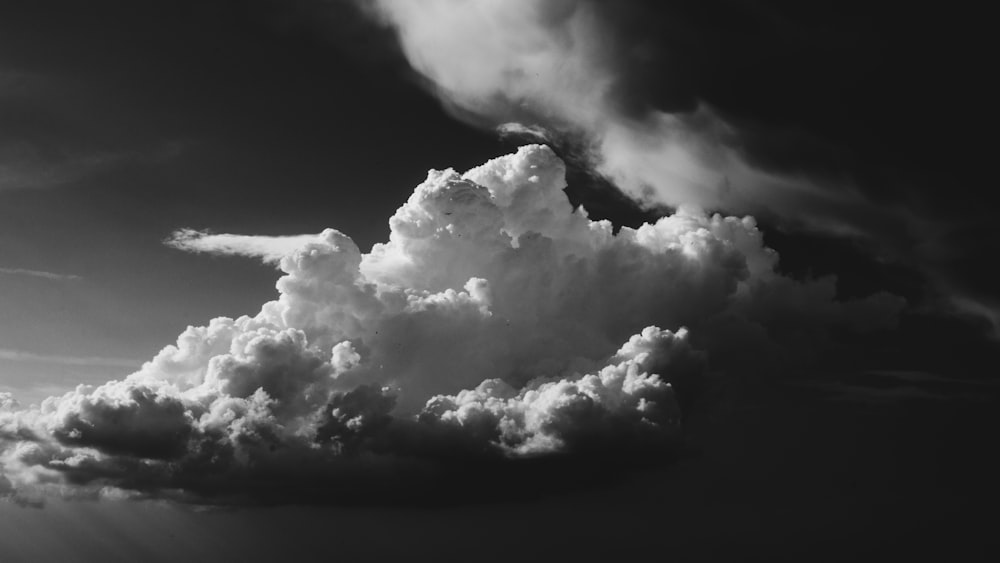 foto en escala de grises de la nube