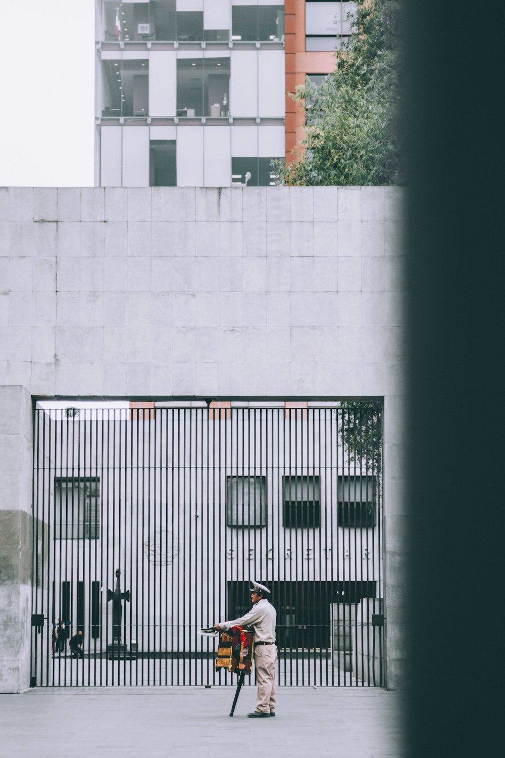 Un homme debout devant un immeuble tenant une chaise