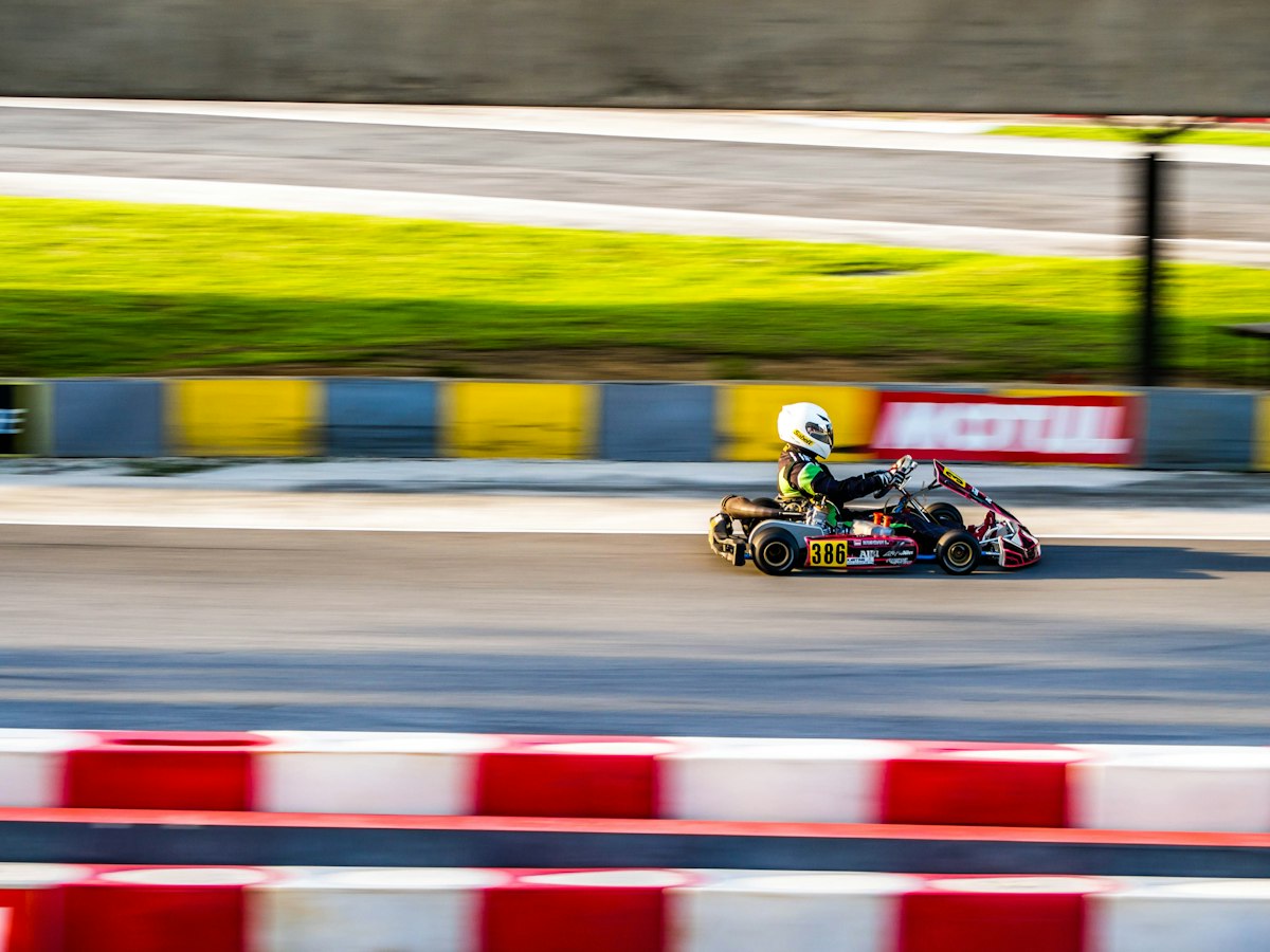 Kart en pleine accélération sur piste