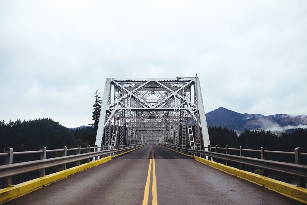 ponte in acciaio bianco e grigio con due corsie gialle