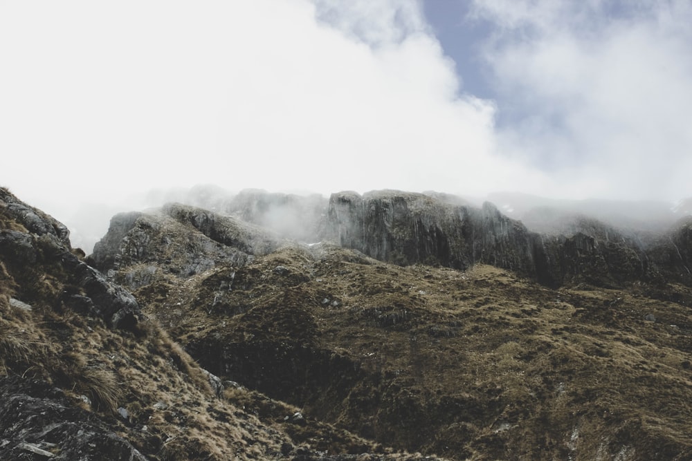 Montaña Rocosa gris durante el día