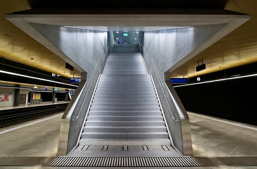 Escalera mecánica gris