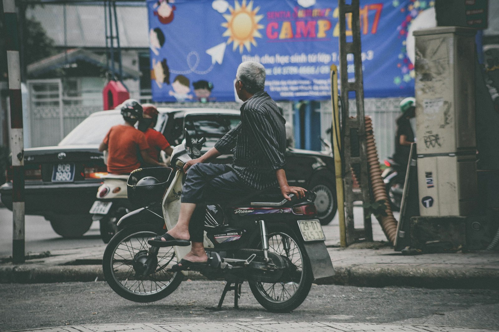 Canon EOS 70D + Canon EF 75-300mm f/4-5.6 USM sample photo. Man riding white and photography