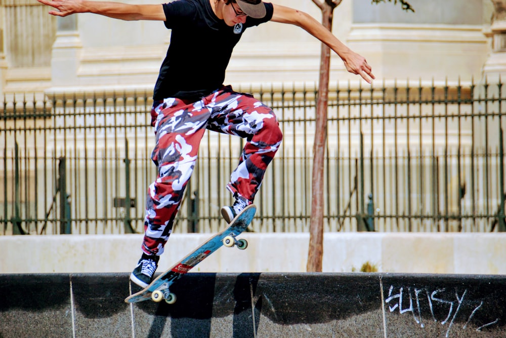 Mann auf Skateboard Foto