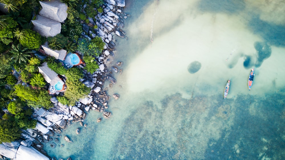 海岸近くの水域の空撮写真