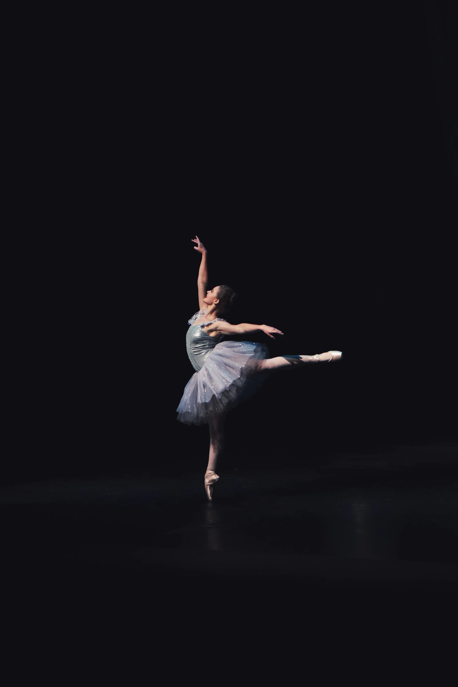 Bailarina de clásico en pleno salto