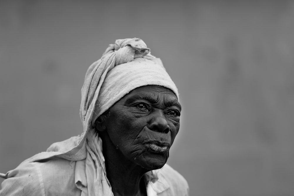 Photo en niveaux de gris d’une femme