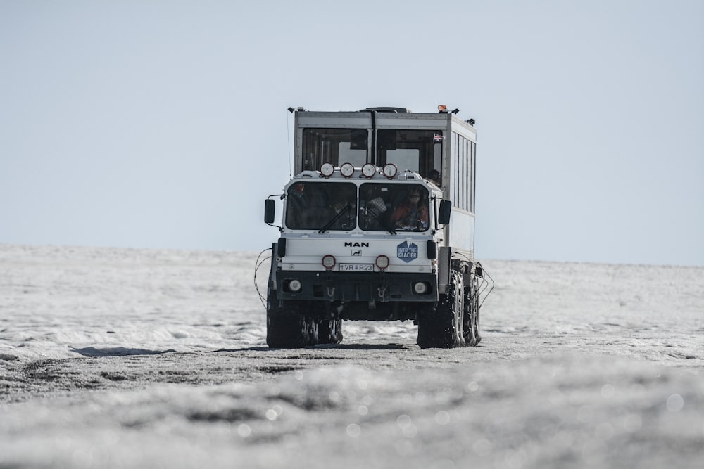 weißer LKW auf dem Berg