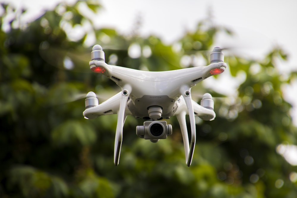 drone quadricoptère blanc et gris