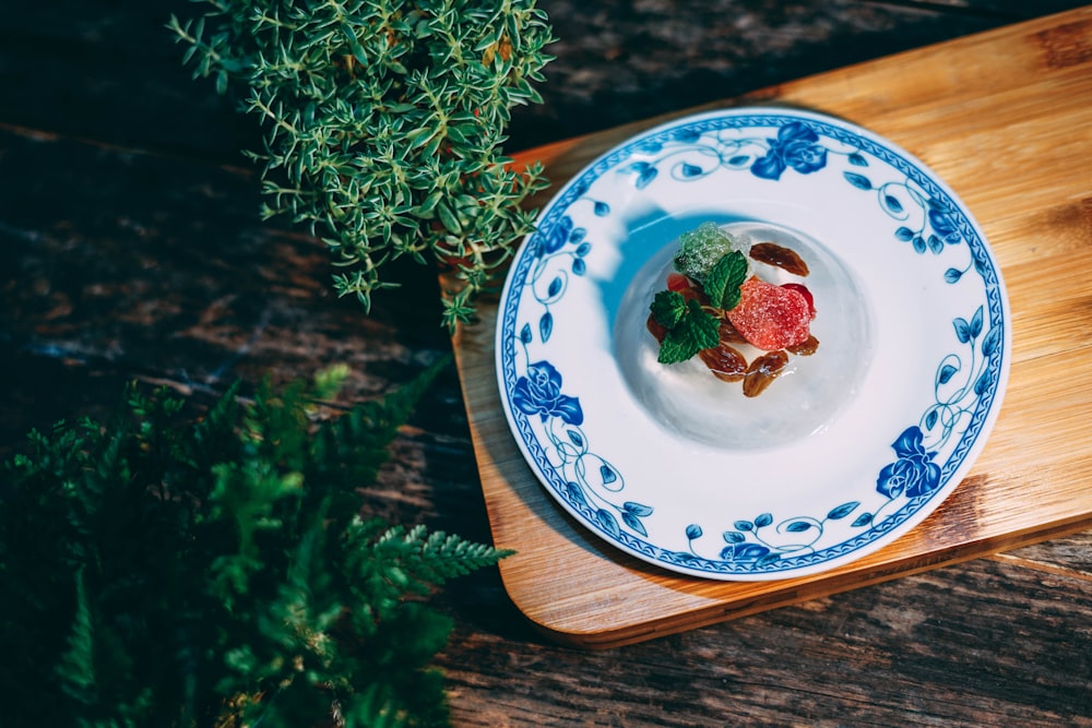 皿に盛られた砂漠の食べ物のフラットレイ写真