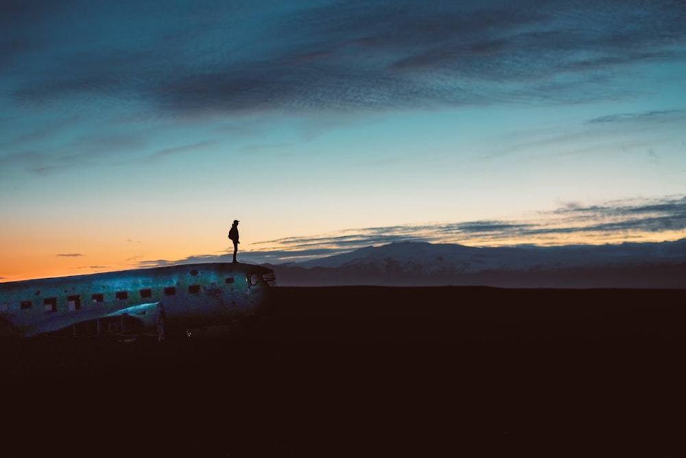 silhouette di una persona durante il tramonto