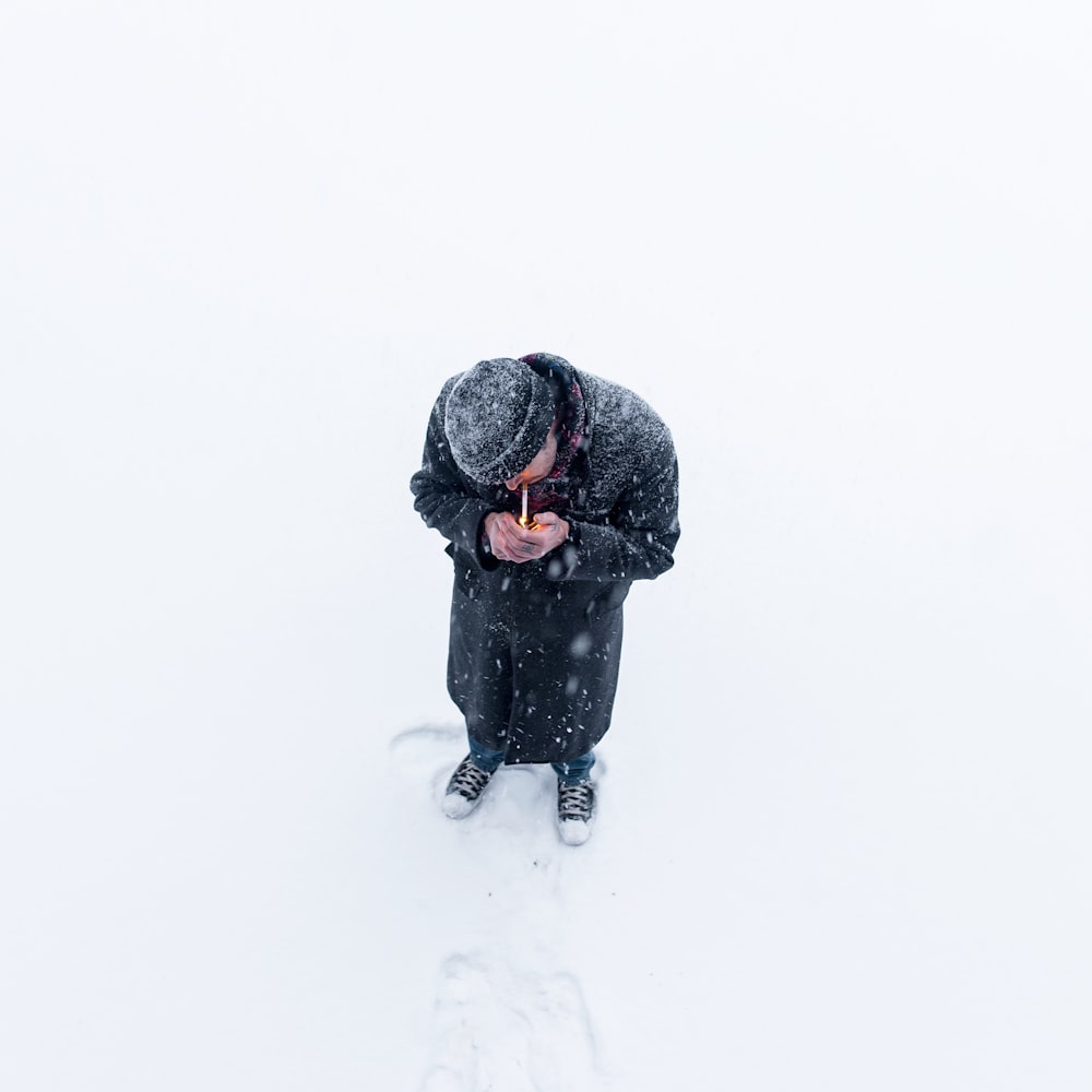 Mann steht auf Schnee
