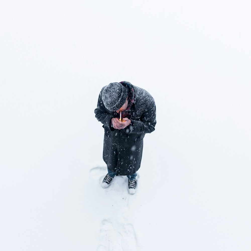 uomo in piedi sulla neve