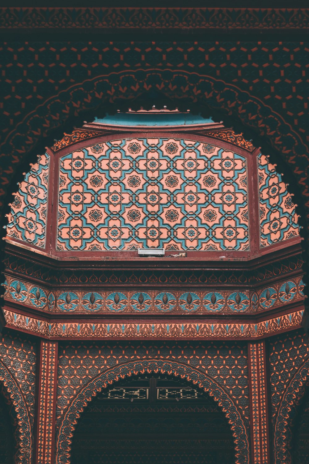 Intérieur en forme de dôme turquoise et rose