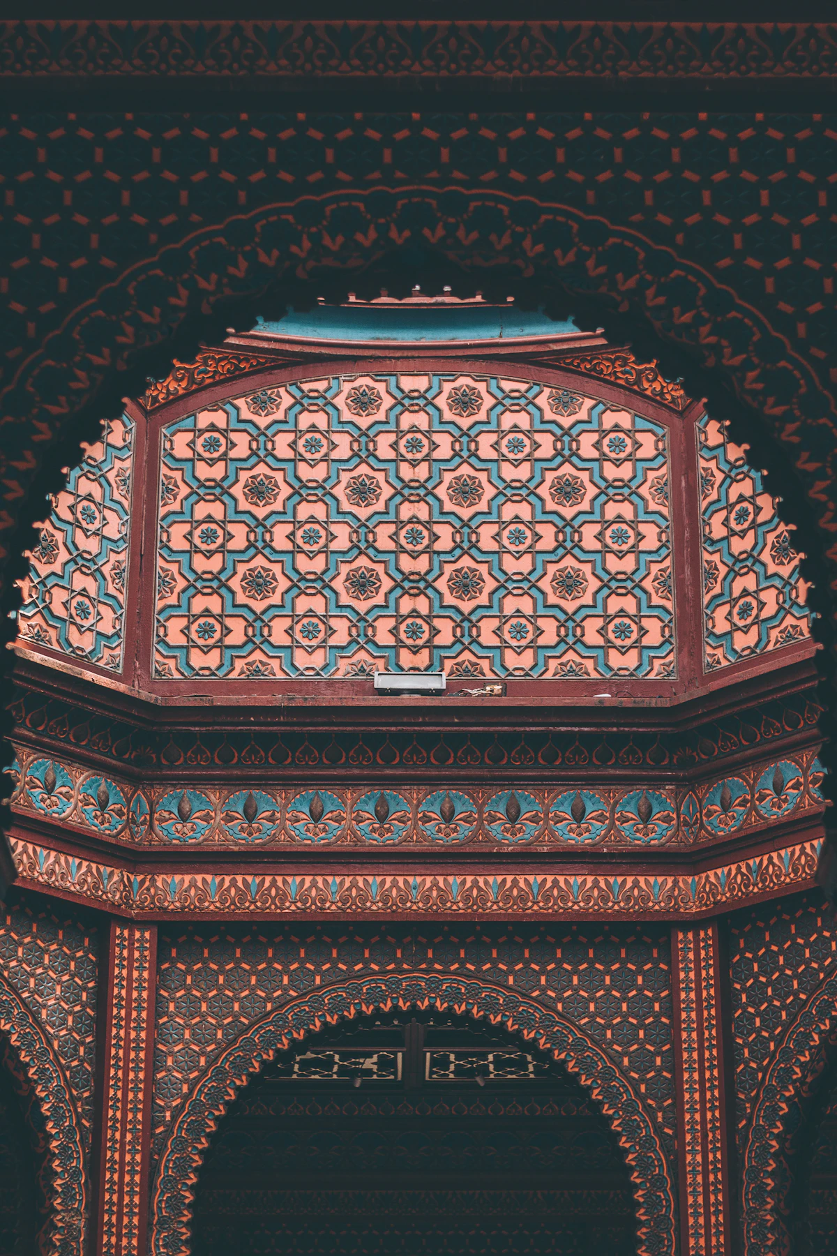 واجهة معمارية إسلامية تمثل تركيبات السماعات الخارجية للمساجد