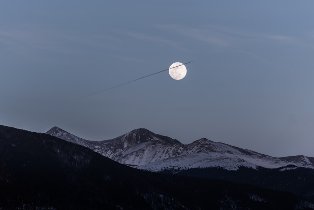 Luna llena durante el amanecer