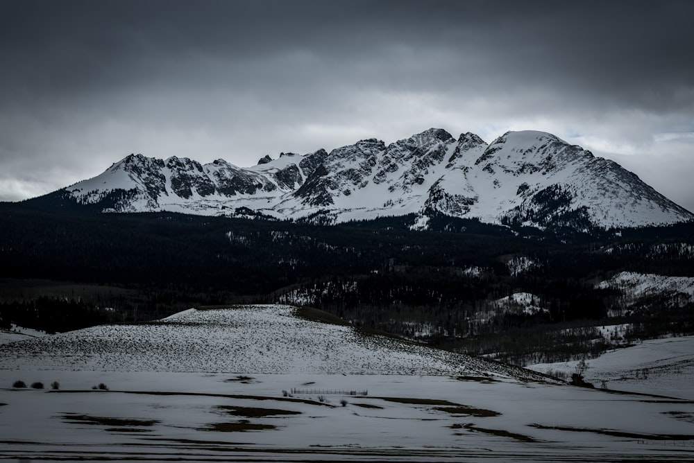 fotografia de paisagem de montanha nevada