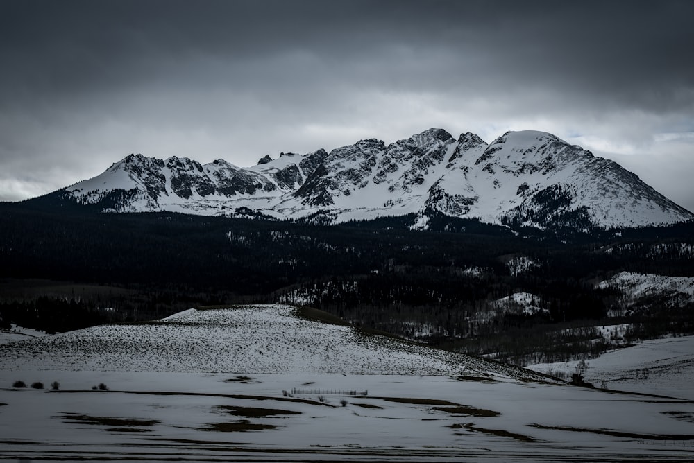 fotografia di paesaggio della montagna innevata