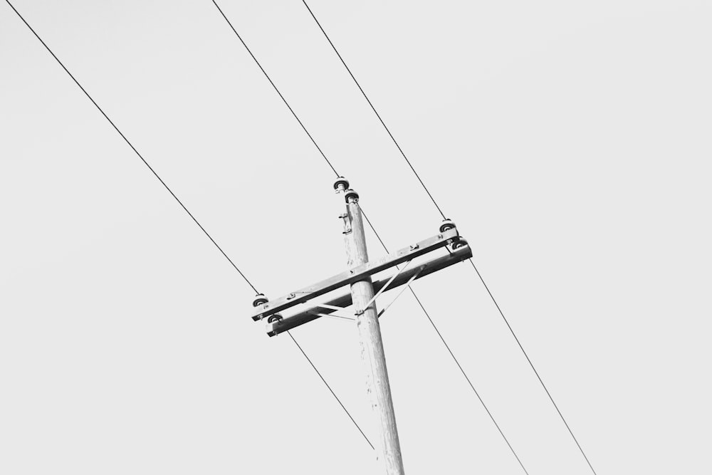 Photographie en contre-plongée d’un poteau électrique gris
