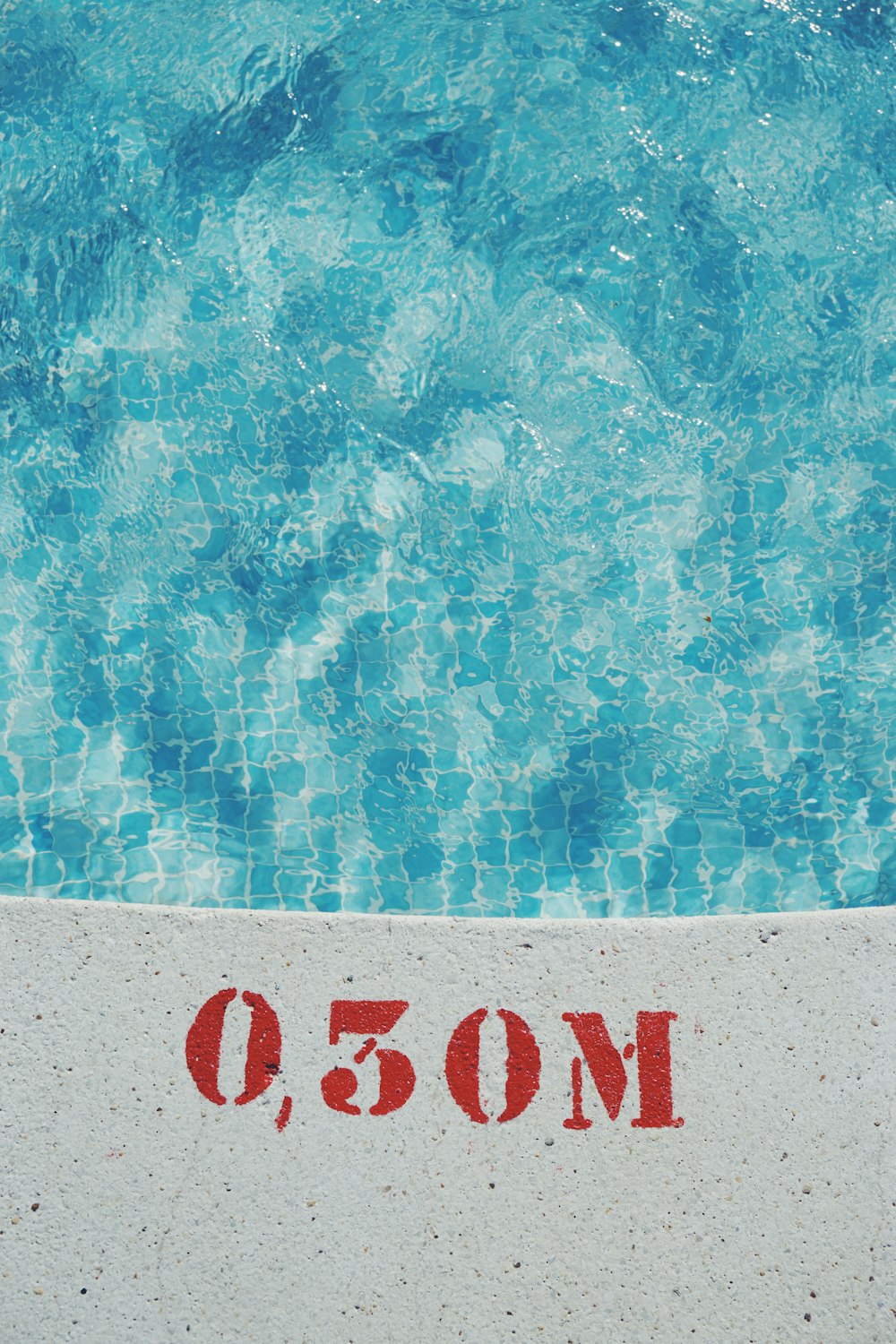 piscine en béton gris à 0,30 mètre