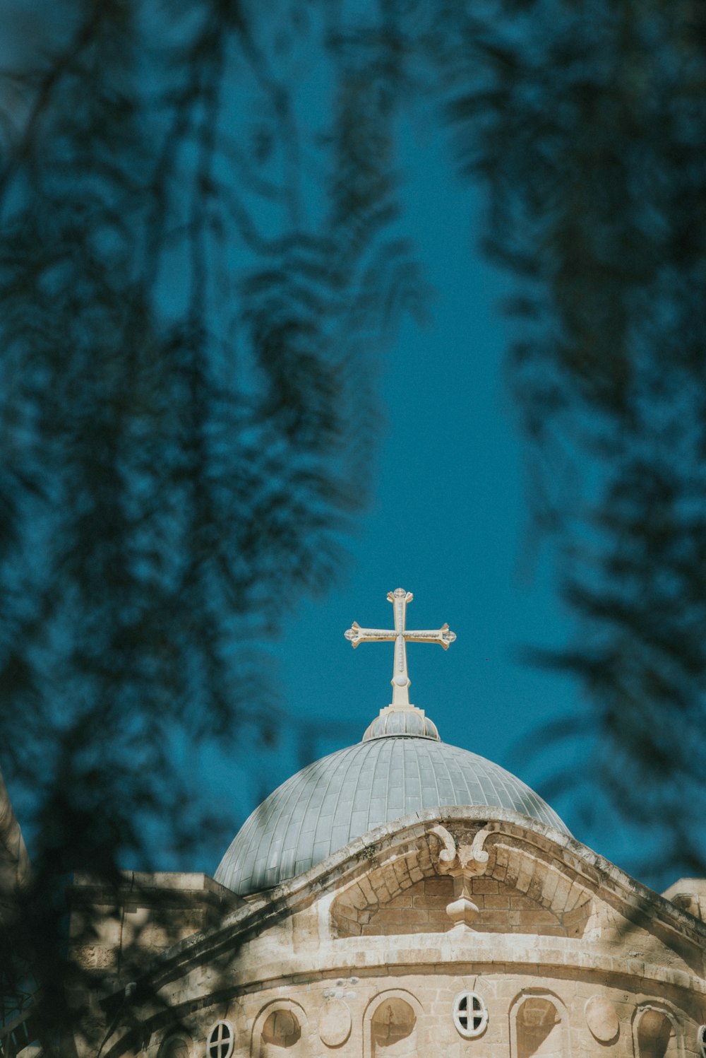 Photographie en contre-plongée de l’église blanche et bleue