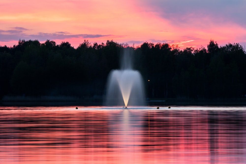 fontana d'acqua durante il tramonto