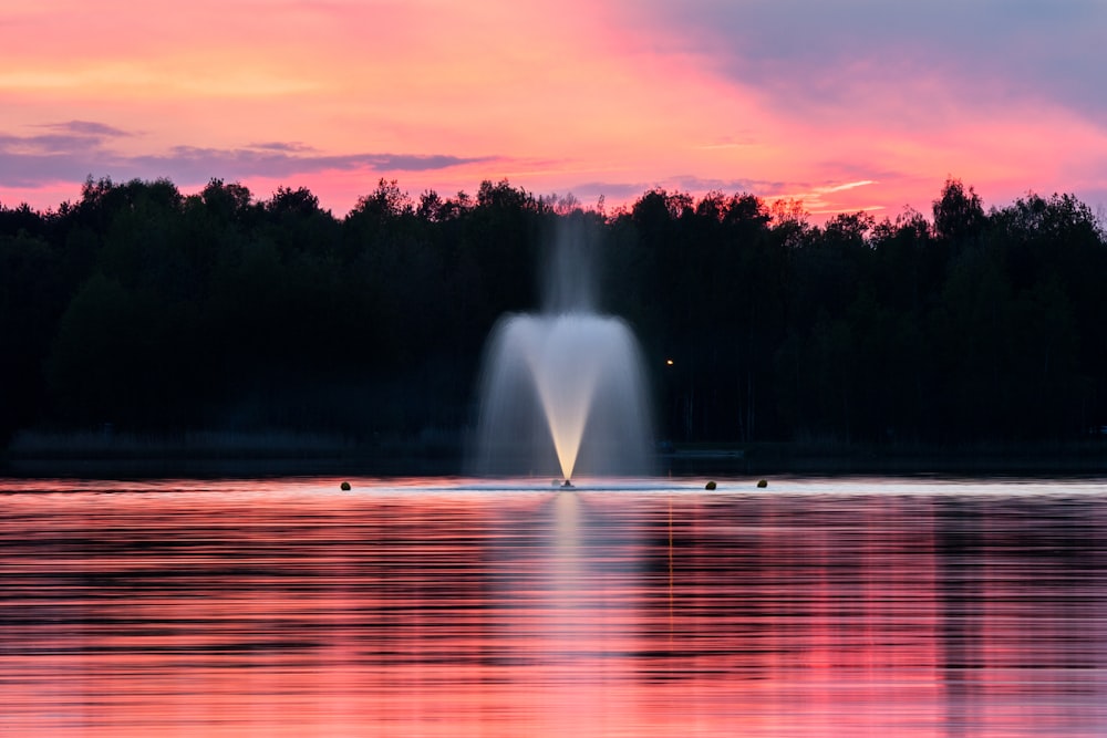 fonte de água durante o pôr do sol