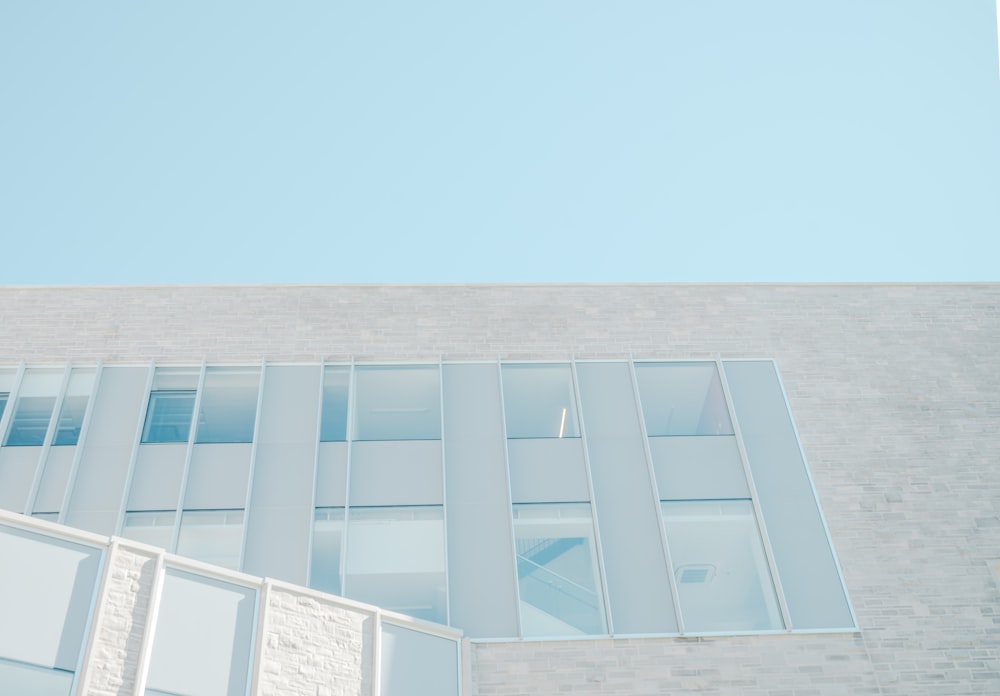 Una escalera en un edificio vista a través de sus ventanas