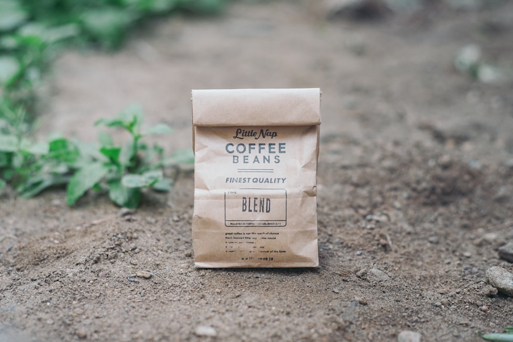 Bolsa de papel de mezcla de granos de café en el suelo