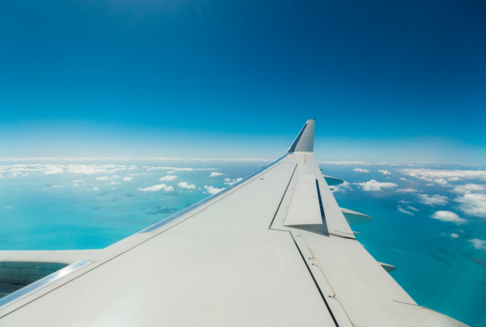 Canon EF 16-35mm F4L IS USM sample photo. Airliner turbulent wing photography