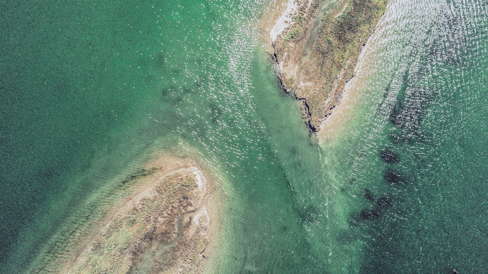 duas ilhas cercadas por corpo de água verde