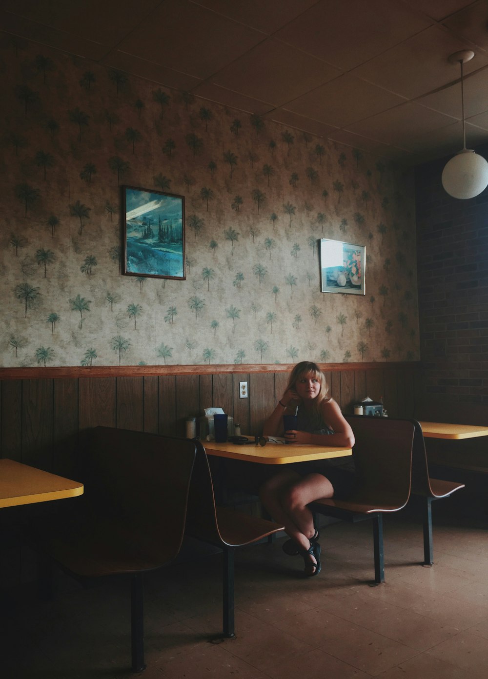 mujer sentada en restaurante