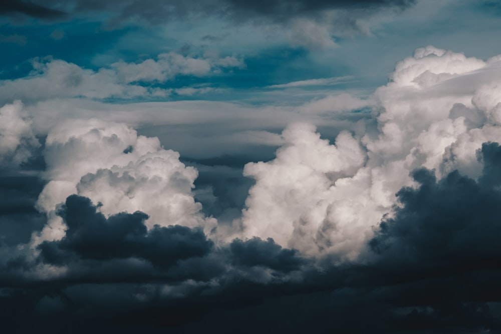 weißer, bewölkter Himmel