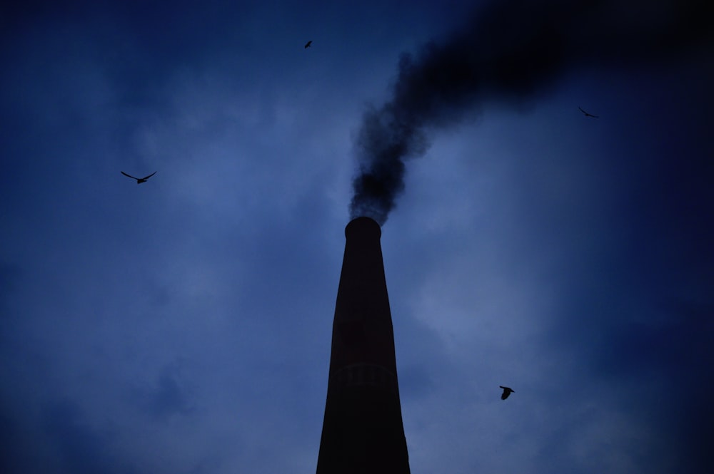 chimenea humeante durante la noche