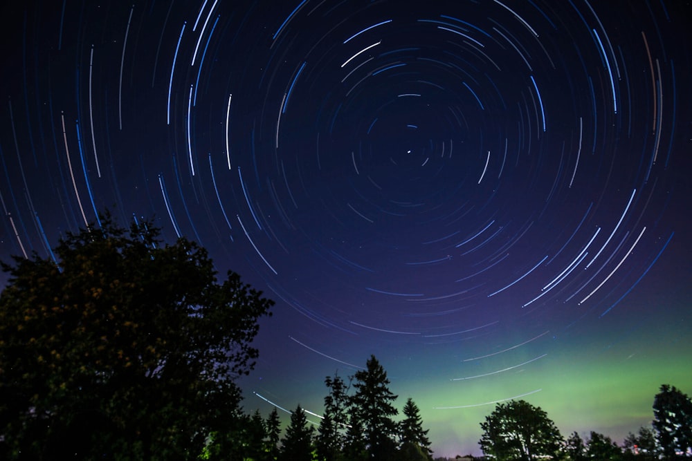 Formas circulares formadas por estrelas que se movem pelo céu noturno