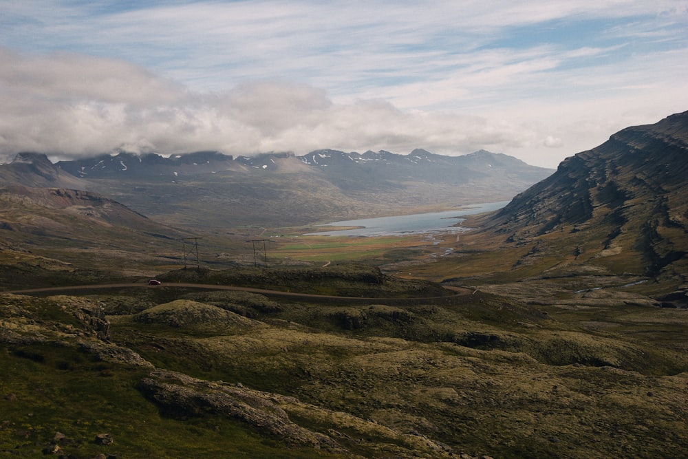 Montaña gris cerca del cuerpo de agua durante el día