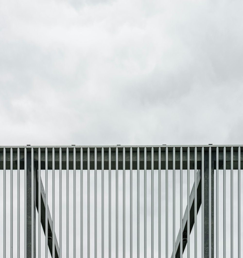 photo d'un immeuble de grande hauteur gris