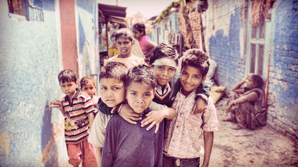 groupe d’enfants à proximité de la maison