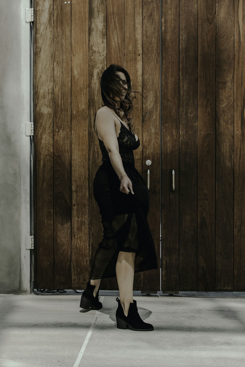 Mujer con vestido negro transparente