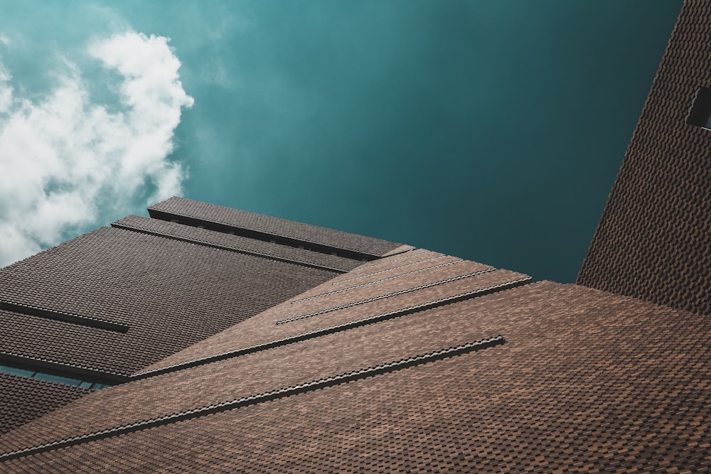 Vue de l’œil de vers d’un bâtiment en béton brun pendant la journée