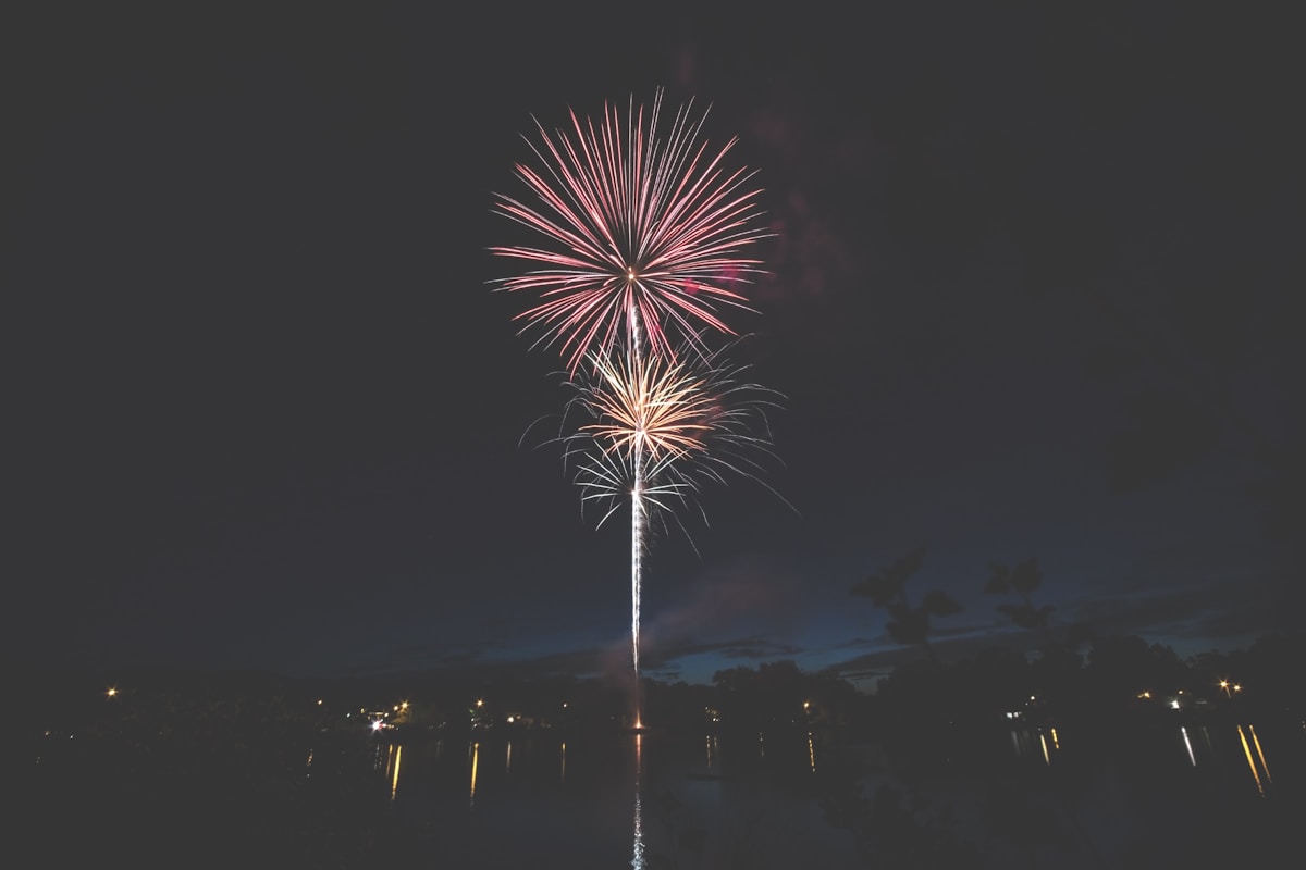 夜空に広がる花火のイメージ