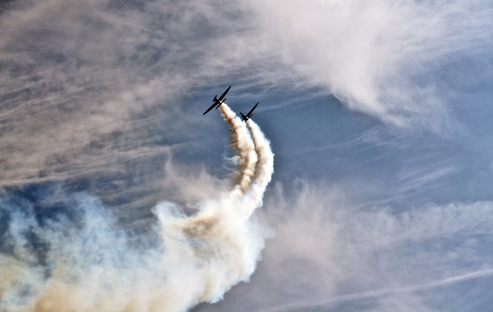 Zwei Flugzeuge mit Rauchfahnen