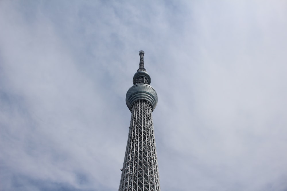 Vista dell'occhio di Worm dell'edificio della torre sotto la Nube di Nimbus