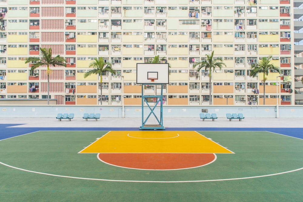 gymnase de basket-ball près d’un bâtiment en béton