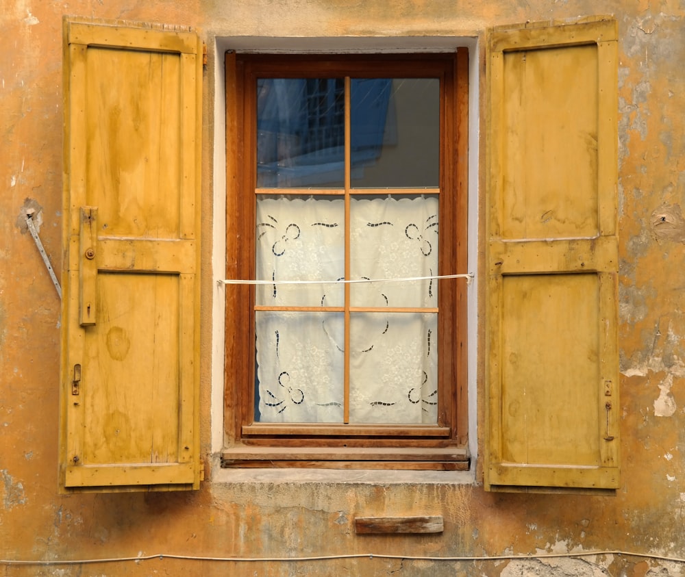 foto de ventana de madera marrón abierta