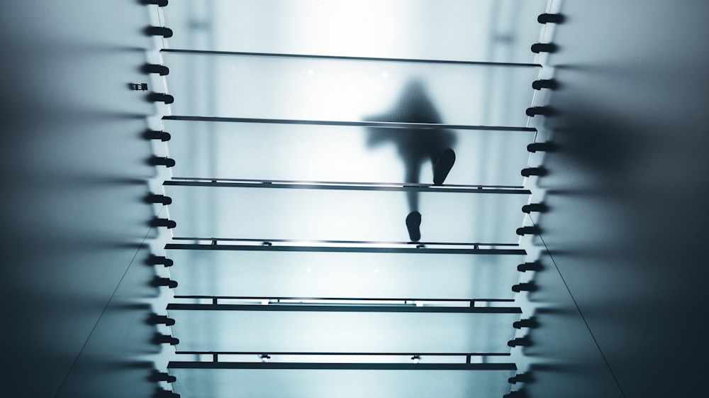Foto einer Person, die auf einer mattierten Treppe geht