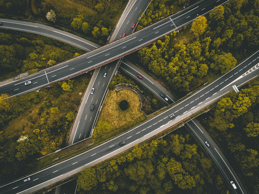 Luftaufnahmen von ineinandergreifenden Autobahnen mit fahrenden Autos