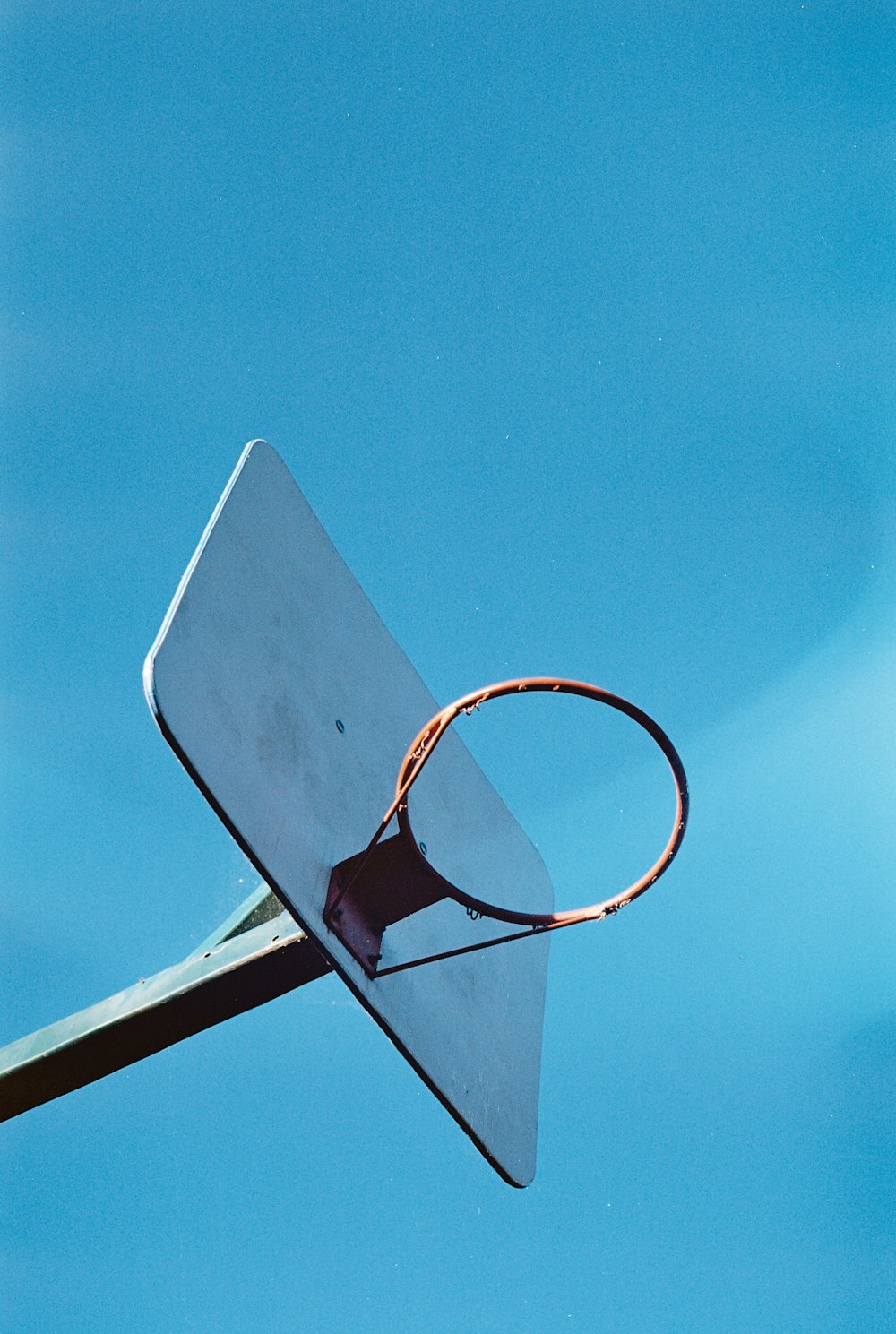 fotografia de baixo ângulo do aro de basquete