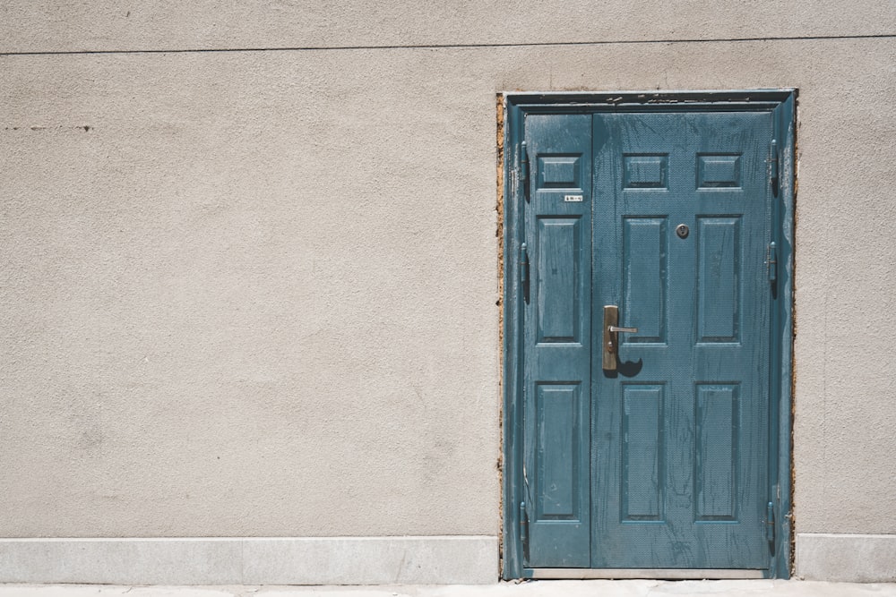 Porte fermée et mur peint en blanc