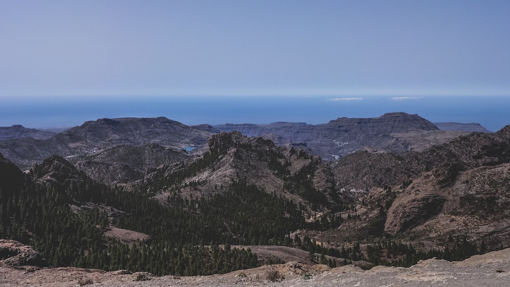 Montañas verdes y marrones bajo el cielo azul durante el día